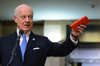 Staffan de Mistura, mediador de la ONU para Siria, atiende a los medios en Ginebra. (Fabrice COFFRINI/AFP). 