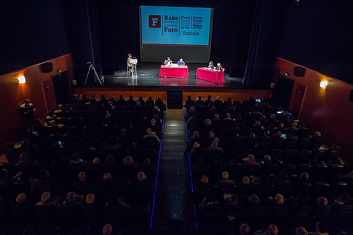 Foro Social sobre el desarme en Gernika. (Aritz LOIOLA / ARGAZKI PRESS)