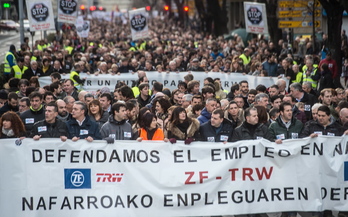 Miles de personas en defensa de los puestos de trabajo de TRW en Iruñea. (Jagoba MANTEROLA / ARGAZKI PRESS)