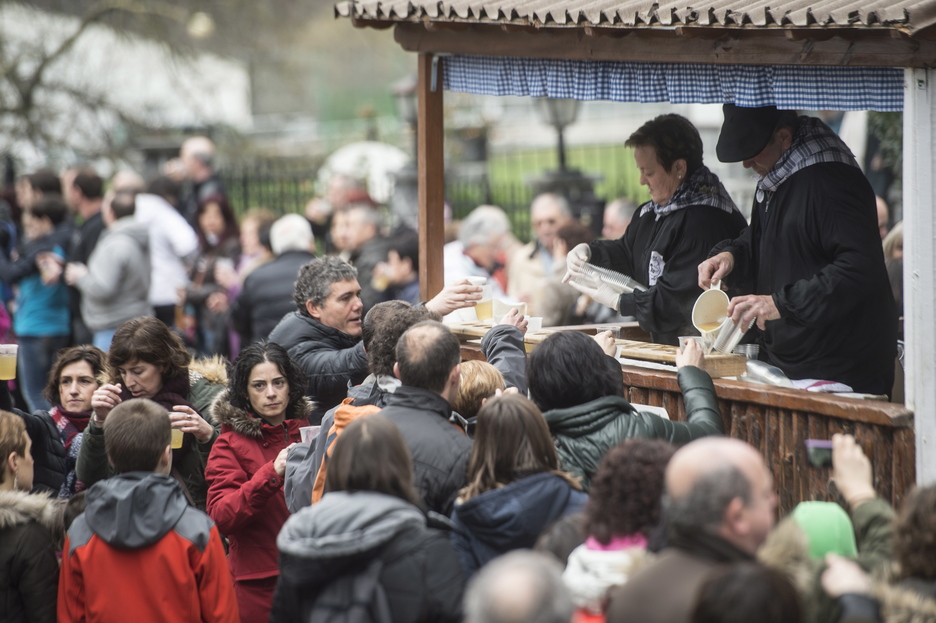 Salda banatzen. (Jagoba MANTEROLA / ARGAZKI PRESS)