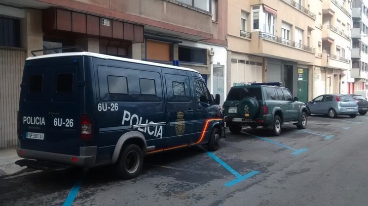 Furgonetas de la Policía y la Guardia Civil ante la sede de Indar Gorri en Iruñea. (@aagirrezabal)