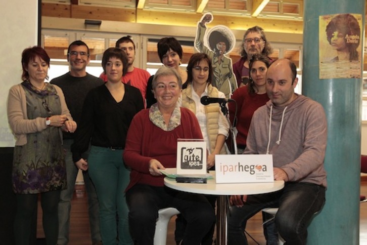 Angela Davisen bisitaren harira antolatutako ekimenak aurkeztu dituzte Bilbon. (ARGAZKI PRESS)