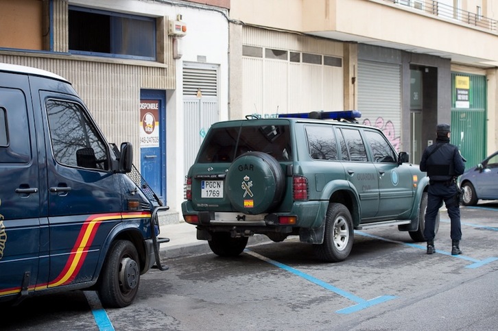 Furgonetas de la Policía y la Guardia Civil ante la sede de Indar Gorri en Iruñea. (Iñigo URIZ/ARGAZKI PRESS)