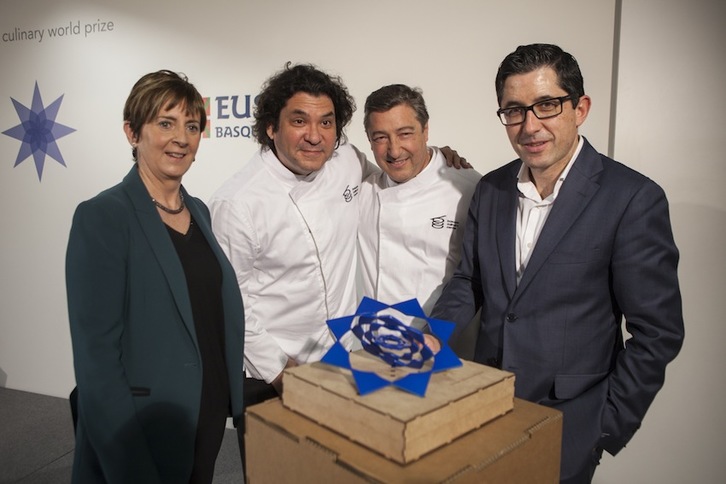 Arantxa Tapia, Gaston Acurio, Joan Roca eta Joxe Mari Aizega, sariaren aurkezpenean. (NAIZ)