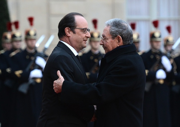 François Hollande Raul Castrori ongietorria ematen. (Stephane de SAKUTIN/AFP) 
