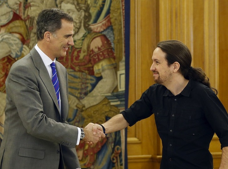 Felipe de Borbón y Pablo Iglesias durante su encuentro de hoy. (Paco CAMPOS / AFP)