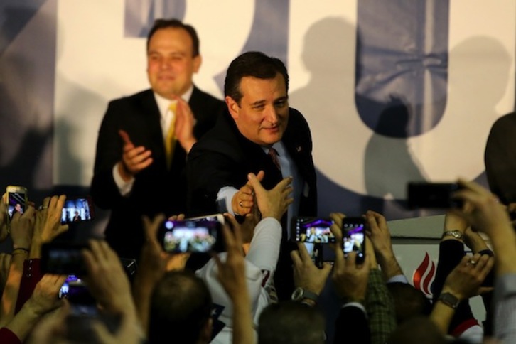 Ted Cruz saluda a sus seguidores tras la victoria en Iowa. (Cristopher FURLONG/AFP)