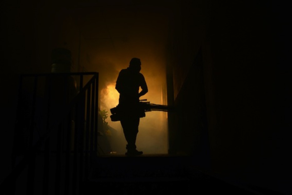 El Salvadorreko etxe bat zika birusa ekiditeko fumigatzeko lanak. (Marvin RECINOS/AFP)