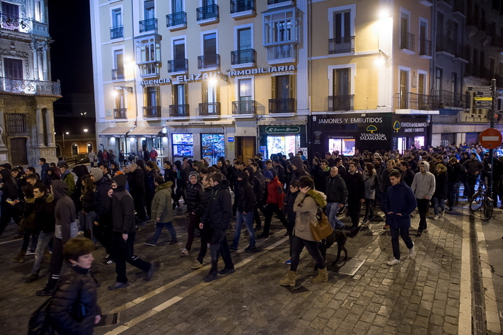 Numerosa kalejira que recorrió ayer Iruñea en apoyo a los detenidos. (Iñigo URIZ / ARGAZKI PRESS)