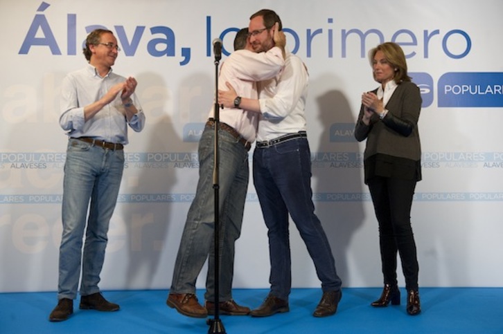 Javier Maroto abraza a Javier de Andrés en presencia de Alfonso Alonso y Arantza Quiroga. (Raul BOGAJO/ARGAZKI PRESS)