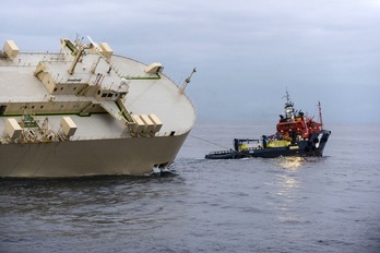 El carguero está siendo remolcado hasta Bilbo. (Loic BERNARDIN / AFP)