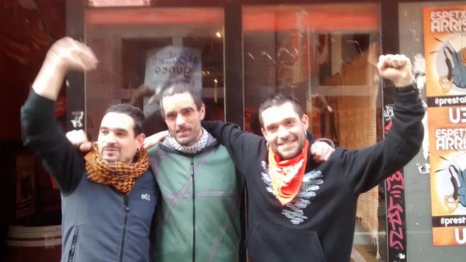 La noticia ha sido recibida con gran alegría en el Babesgune de Iruñea, donde permanecían los encausados. (@aagirrezabal) 