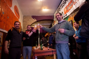 Unai Vázquez, David Soto y Aritz Ganboa, celebran la absolución en el Babesgune de Iruñea. (Iñigo URIZ/ARGAZKI PRESS) 