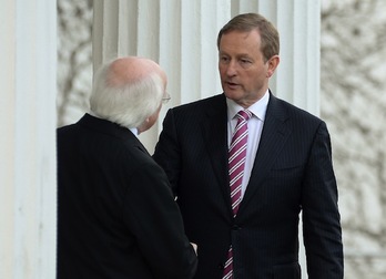 Enda Kenny lehen ministroa, Michael Higgins presidentea agurtzen. (Caroline QUINN/AFP)