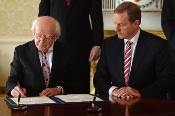 El primer ministro irlandés, Enda Kenny, junto al presidente, Michael Higgins. (Caroline QUINN/AFP)