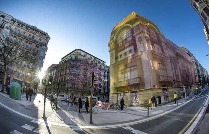 El edificio Bellas Artes de Donostia lleva mucho tiempo recubierto con una malla para evitar desprendimientos. (Jon URBE/ARGAZKI PRESS)