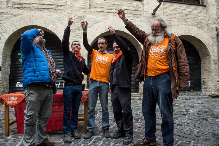 Los cinco absueltos de Askapena han celebrado el fallo en Iruñea. (Iñigo URIZ / ARGAZKI PRESS)