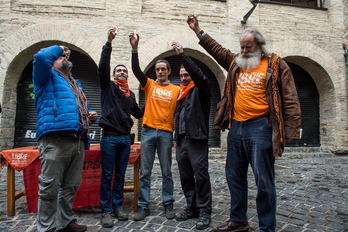 Los cinco absueltos de Askapena han celebrado el fallo en Iruñea. (Iñigo URIZ / ARGAZKI PRESS)
