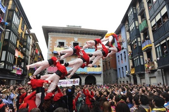 Castellers puzgarriek ikuskizuna eskaini dute plaza Zaharrean. (Jon URBE/ARGAZKI PRESS)