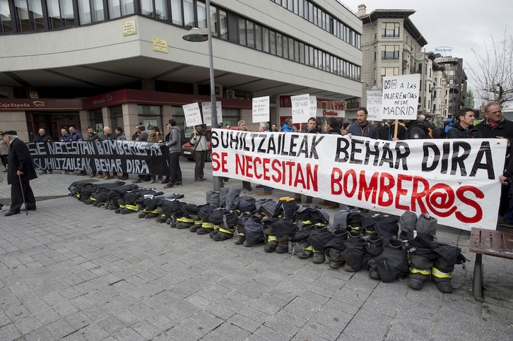 Decenas de bomberos se han concentrado en Iruñea contra el recurso a la OPE. (Iñigo URIZ / ARGAZKI PRESS)