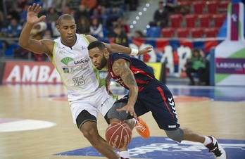Walter Hodge bota el balón en un partido contra Unicaja, en noviembre de 2013. (Raúl BOGAJO / ARGAZKI PRESS)