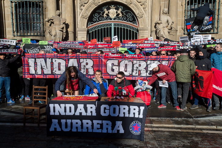 Rueda de prensa de Indar Gorri. (Iñigo URIZ / ARGAZKI PRESS)
