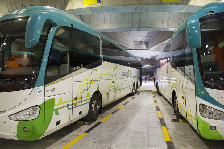 El primer autobus ha partido a las 17.00 horas hacia el aeropuerto de Loiu. (Juan Carlos RUIZ / ARGAZKI PRESS)