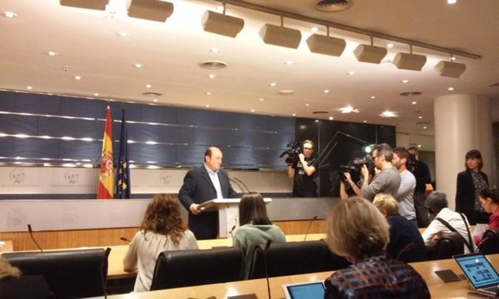 Ortuzar al inicio de la rueda de prensa en el Congreso. (@albertopradilla)