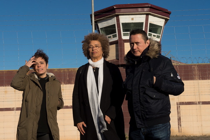 Izko, Davis y Muguruza ante la prisión de Logroño. (Iñigo URIZ / ARGAZKI PRESS)