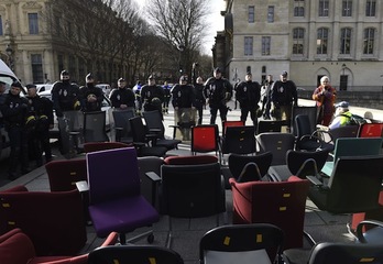 Aulkiak bueltatzeko ekimena, Parisko Justizia Jauregiaren inguruan. (Miguel MEDINA/AFP)