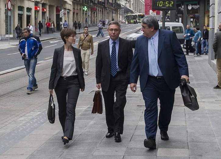 Mikel Cabieces (centro), de camino al juzgado el pasado abril. (Luis JAUREGIALTZO / ARGAZKI PRESS) 