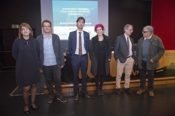 Las personas que han tomado parte en la mesa redonda. (Marsiol RAMIREZ / ARGAZKI PRESS)