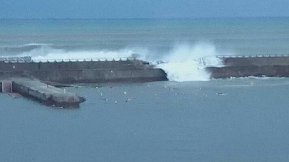 El espigón de Bermeo ha sufrido desperfectos. 