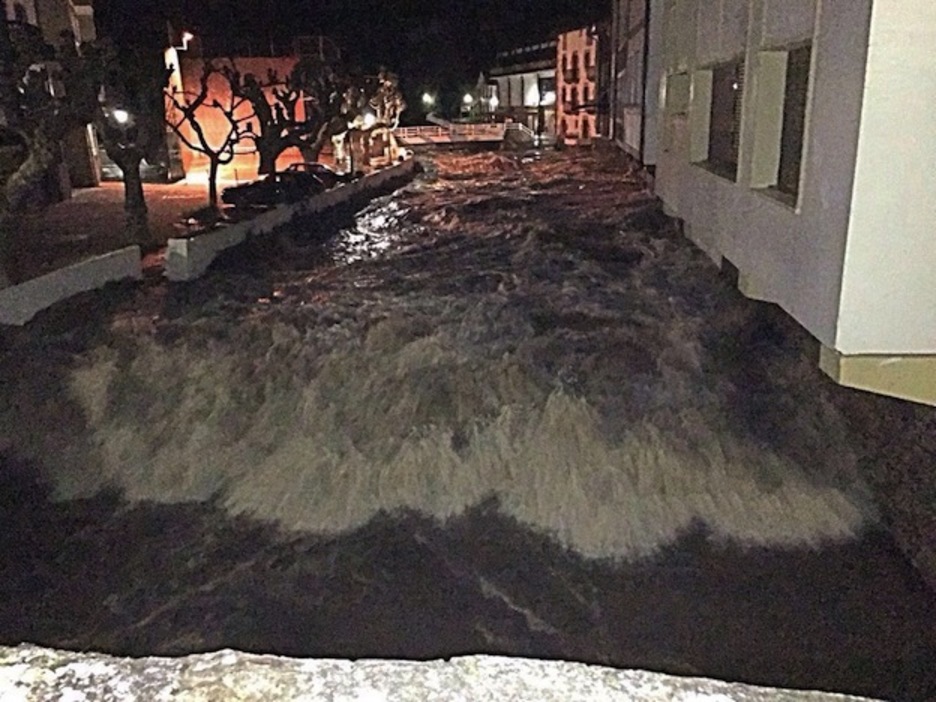 El agua entra en Ea.