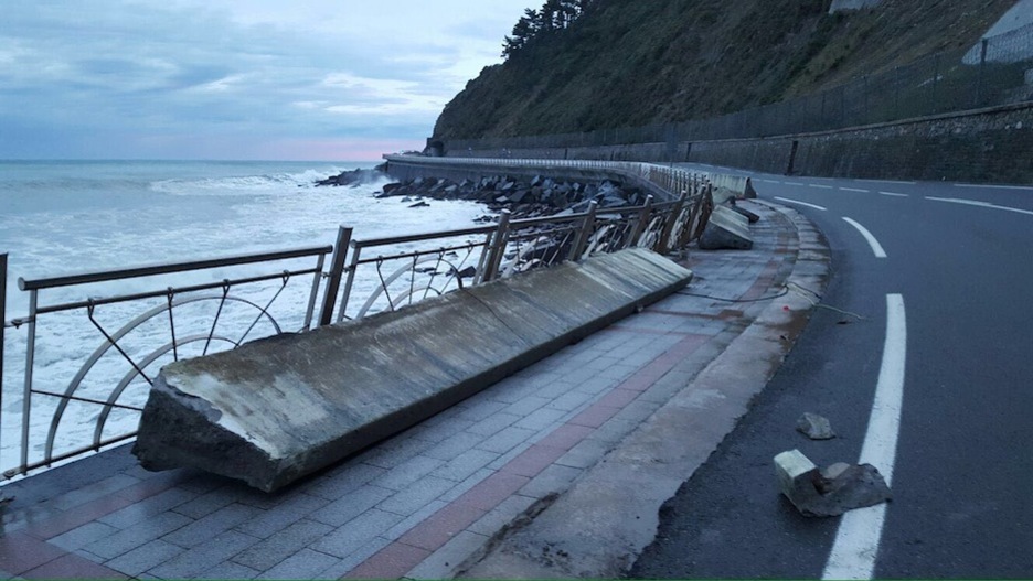 Carretera de la costa entre Zarautz y Getaria. 