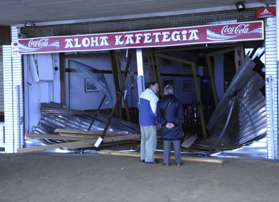 Daños en un establecimiento del malecón de Zarautz.(Gorka RUBIO / ARGAZKI PRESS) 