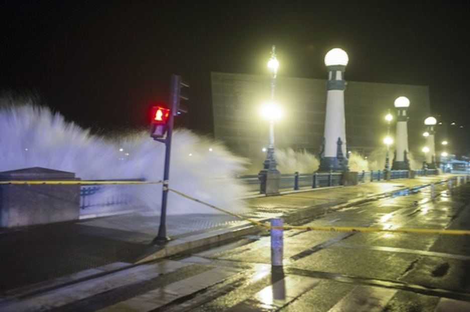 Oleaje en Donostia. (Jon URBE/ARGAZKI PRESS)