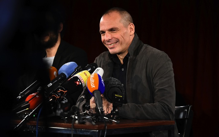 Yanis Varoufakis, durante la conferencia de prensa de esta mañana. (Tobias SCHWARZ / AFP)