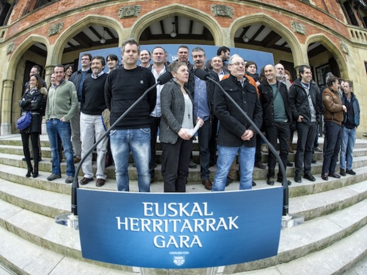 Udalbiltzako kideak, ‘Euskal herritarrak gara’ adierazpenaren aurkezpenean. (Jon URBE/ARGAZKI PRESS)