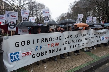 Concentración de los trabajadores de ZF-TRW frente al Parlamento navarro. (Jagoba MANTEROLA/ARGAZKI PRESS)