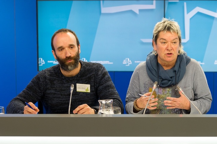Belen Arrondo eta Juanjo Agirrezabalak Lakuak LOMCE martxan jartzeko prestaturiko dekretua baloratu dute. (Juanan RUIZ / ARGAZKI PRESS) 