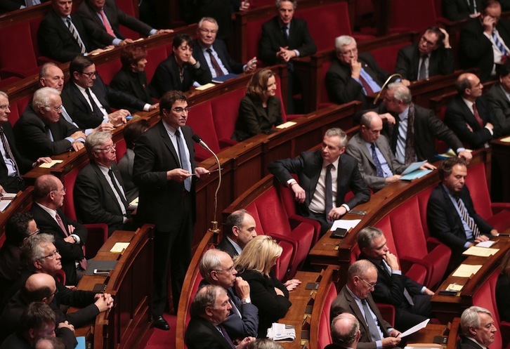 Los diptuados del grupo Los Republicanos durante el debate en la Asamblea Nacional francesa. (Jacques DEMARTHON / AFP)