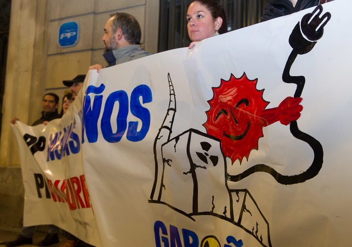 Concentración contra Garoña frente a la sede del PP de Gasteiz. (Raul BOGAJO / ARGAZKI PRESS)