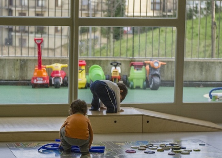 Bi haur, Antiguoko Landetxe haur eskolan jolasean. (Gorka RUBIO/ARGAZKI PRESS)