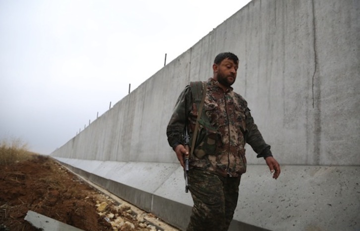 Un miembro de las YPG kurdas, en la zona fronteriza entre Siria y Turquía. (Delil SOULEIMAN/AFP)