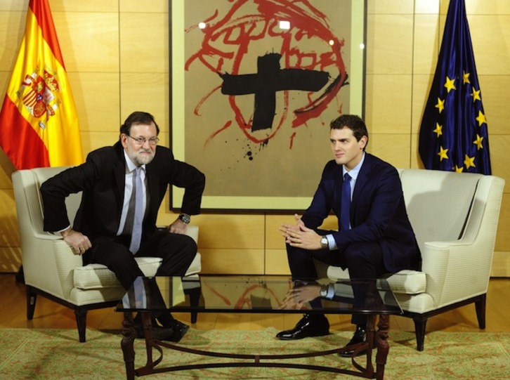 Rajoy y Rivera se han reunido en una sala del Congreso. (Curto DE LA TORRE / AFP)