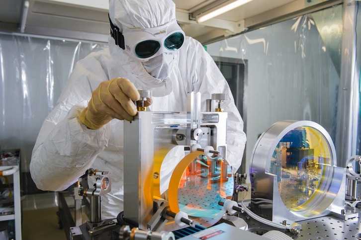 Un científico trabaja en el Observatorio de Ondas Gravitacionales Ligo. (Fresillon CYRIL/AFP)