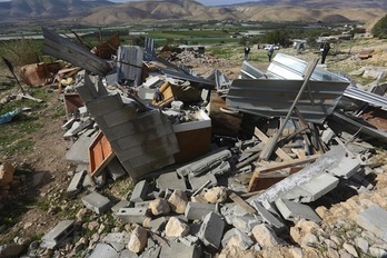 Una vivienda demolida días atrás por las fuerzas israelíes en el valle del Jordán, en Cisjordania. (Jaafar ASTIYEH/AFP)