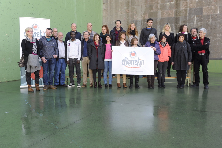 Galdera adosteaz arduratuko den lan taldea aurkeztu dute Goierrin. (Jon URBE / ARGAZKI PRESS)