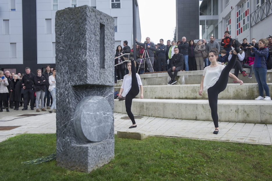 Joxe Arregi plazan, bere omenezko oroitarrian izan da omenaldia. Joxe Arregi plazan, bere omenezko oroitarrian izan da omenaldia.